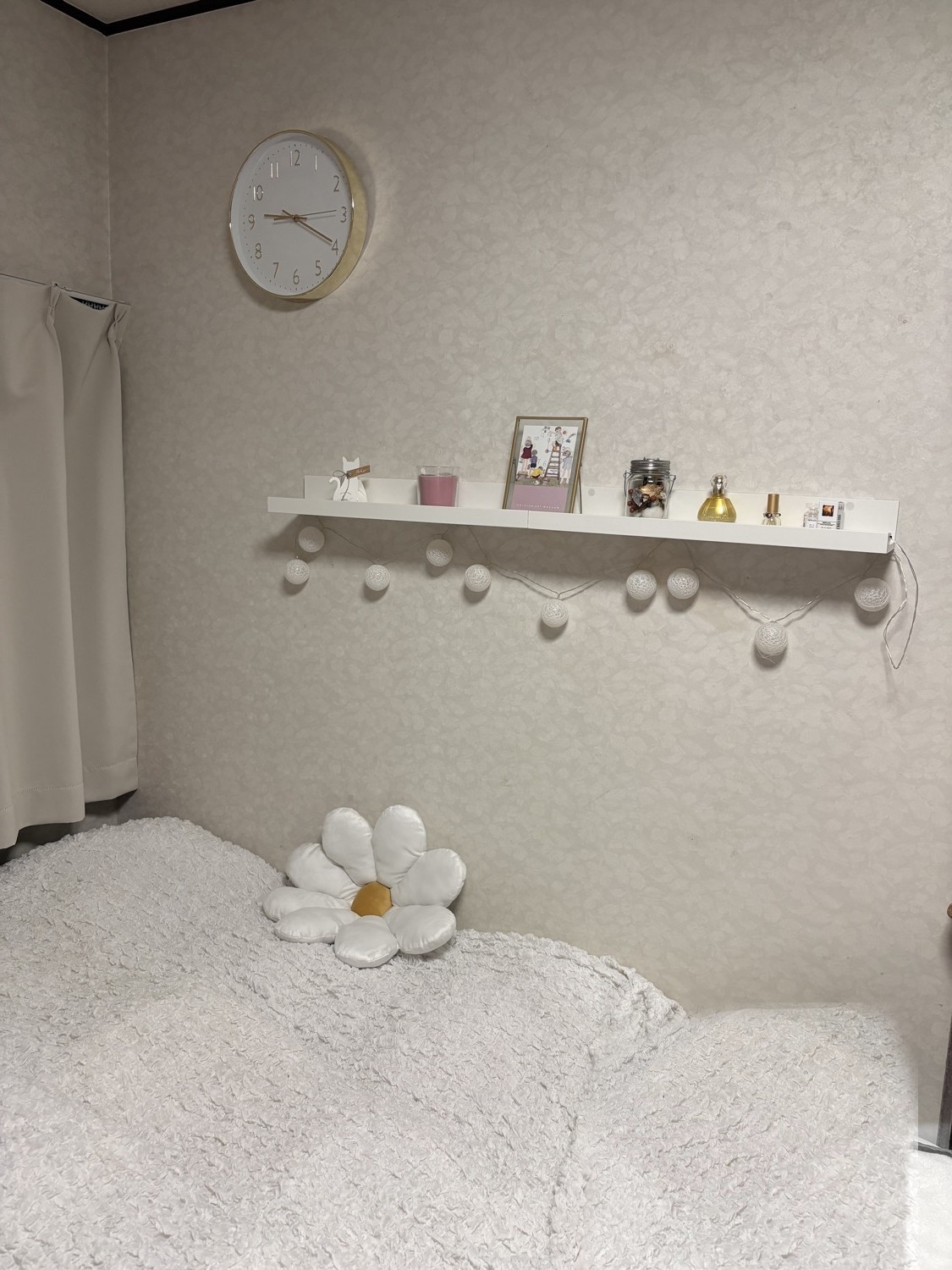 DAY 5「IKEAの棚と時計で、ベッド横の壁をすっきりさせる」のAfter写真