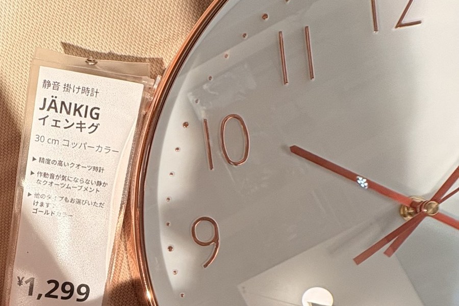 IKEAの売り場で見た掛け時計JÄNKIGの値札（1,299円）と、コッパーカラーの時計