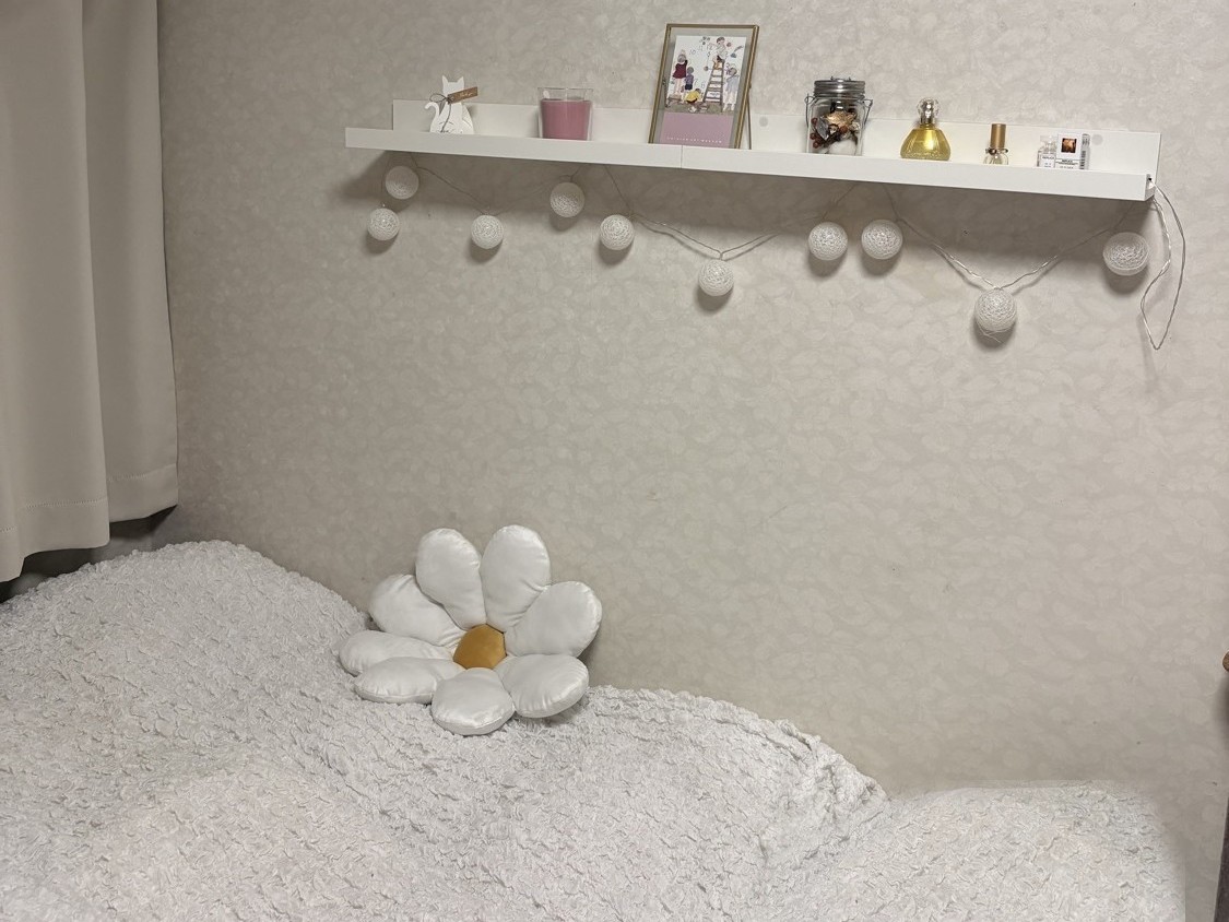 DAY 6「布団カバーとデイジーのクッションで、ベッドを白くする」のAfter写真