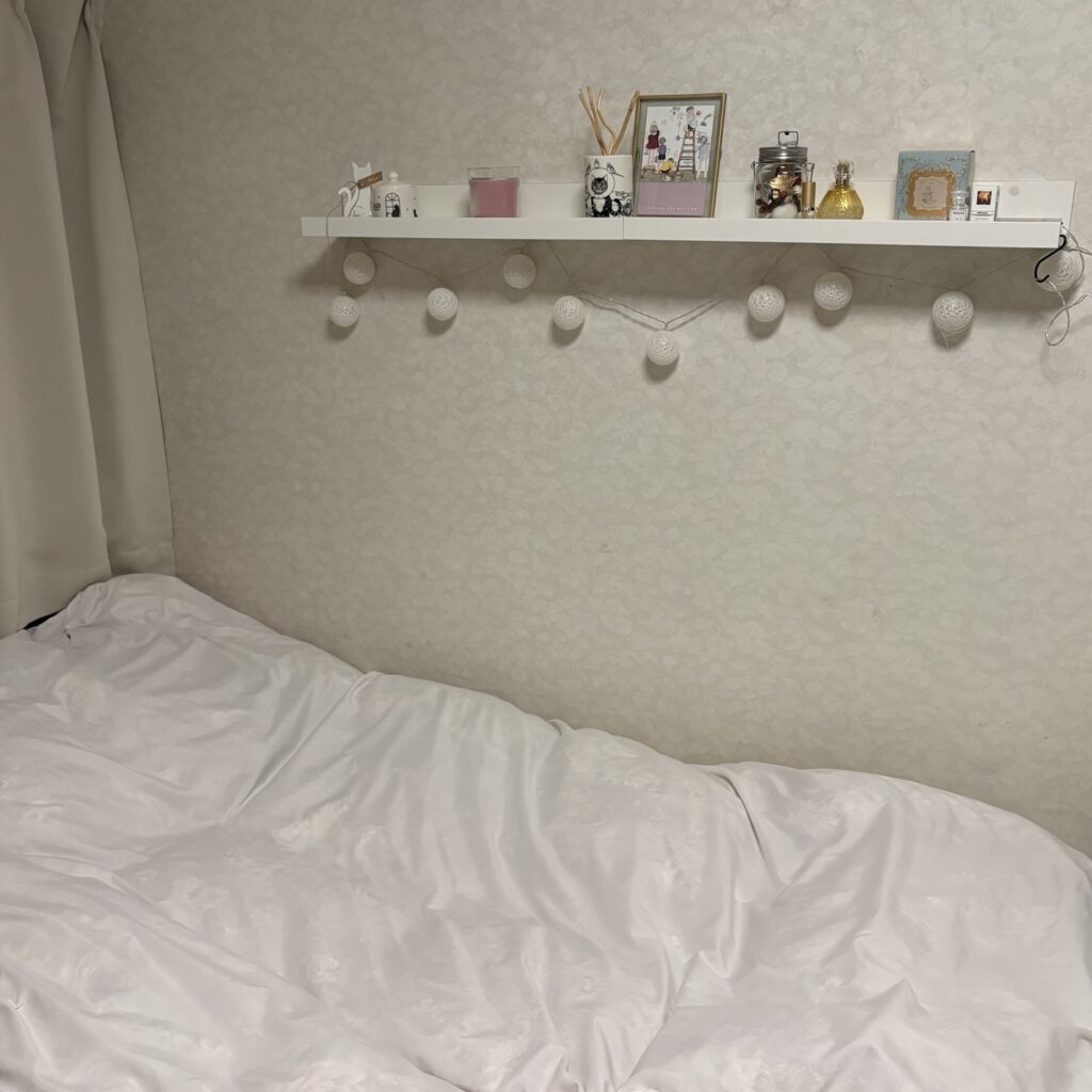 Before：OFELIAをかける前のベッド。白い布団と、壁の白い棚