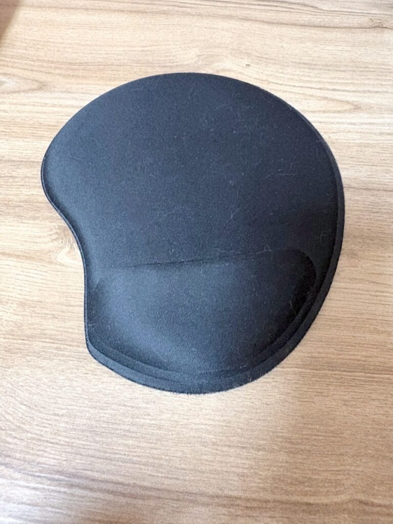 Before:手首をのせるクッションが付いた、黒いマウスパッド