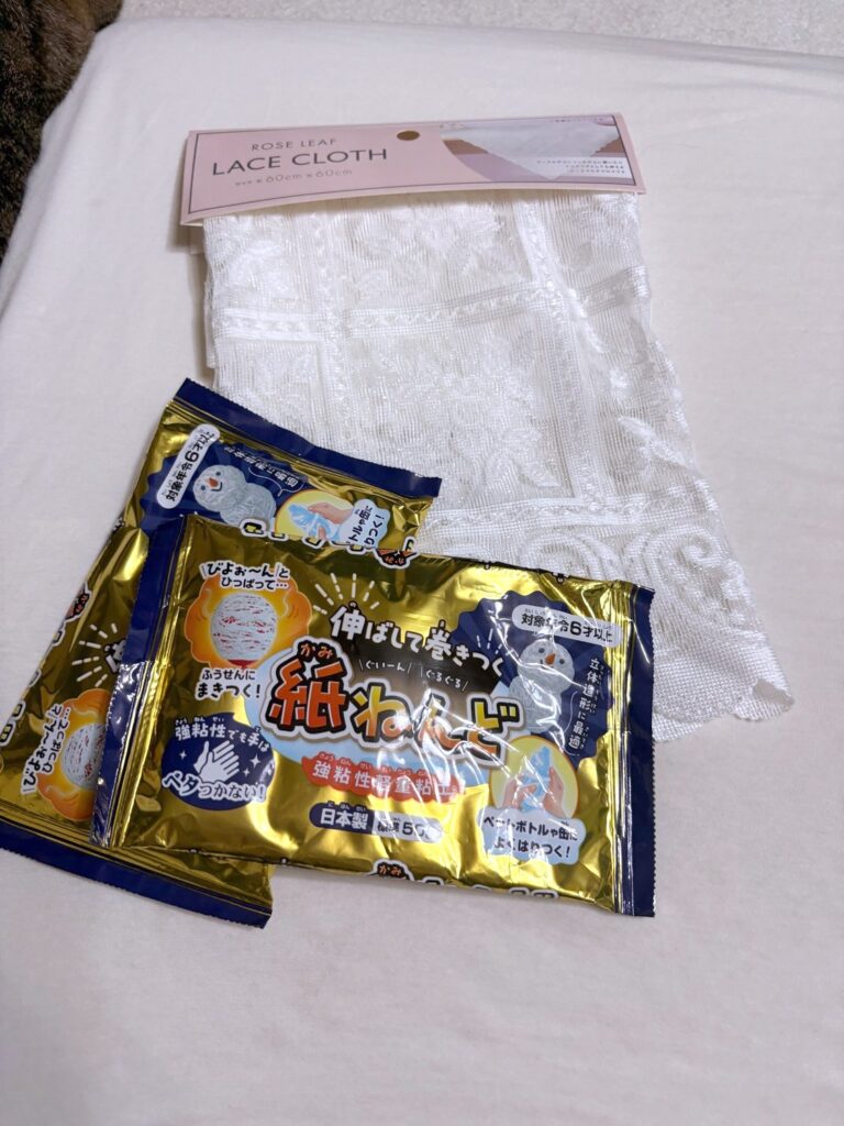 Seriaで買ったもの。ROSE LEAF LACE CLOTH（約60cm×60cm）と、伸ばして巻きつく紙ねんど2袋