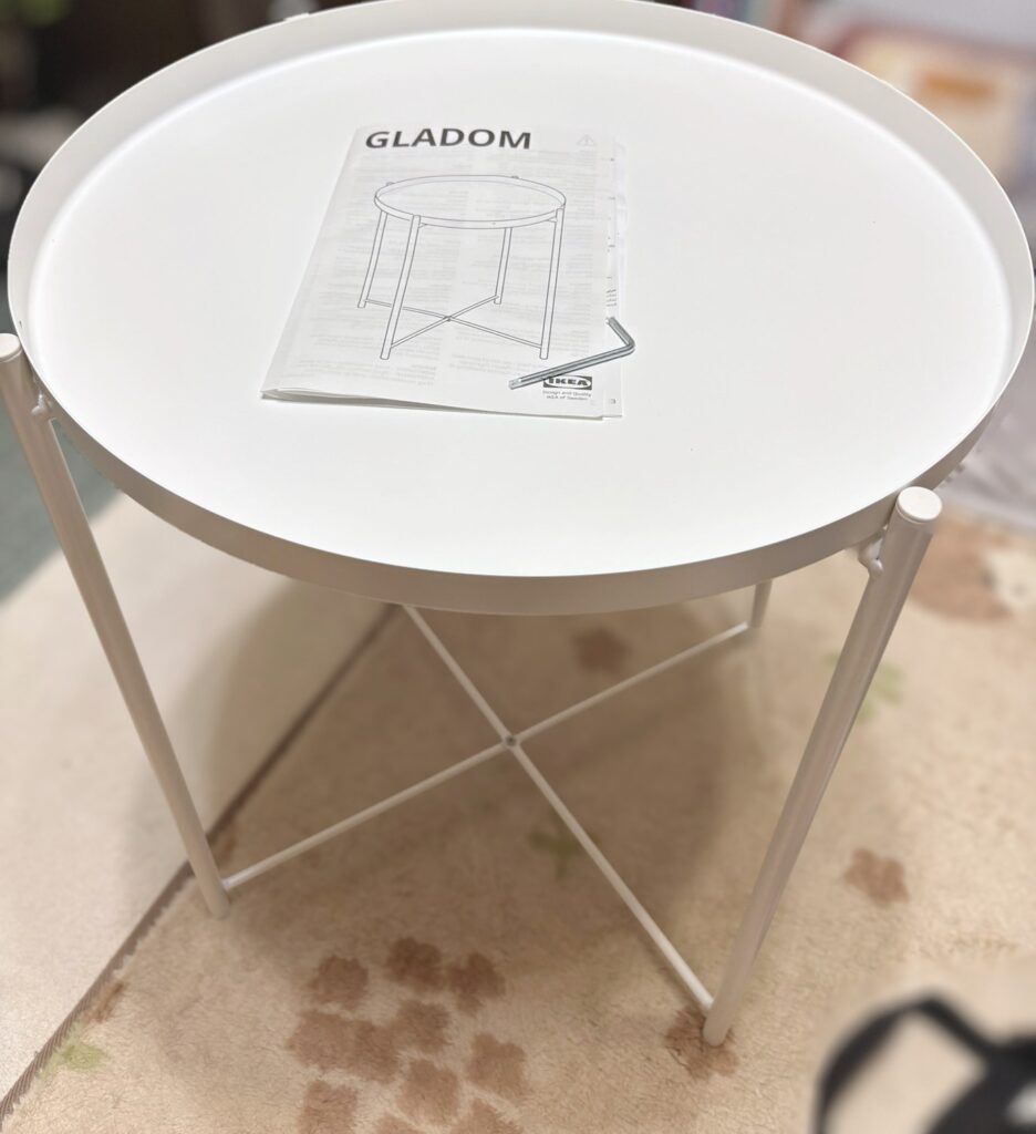 組み立てたIKEAのGLADOM。白くて丸いトレイのテーブル