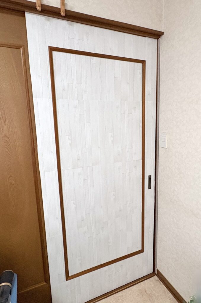 After：白木目のリメイクシートを貼った部屋の引き戸。枠は茶色のまま