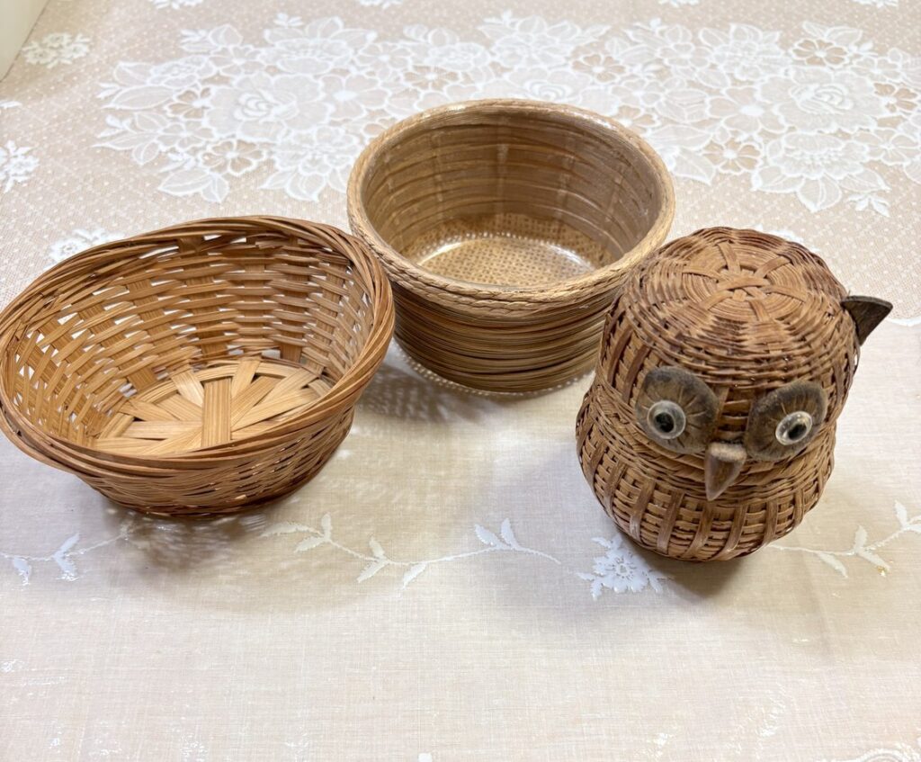 家にあったかご3つ。左から浅いラタンかご、丸いかご、フクロウの形のかご