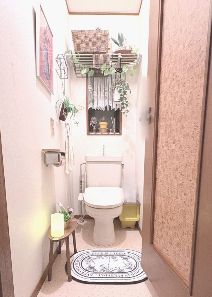 DAY23で飾りつけたトイレ。床はまだ、ピンクっぽい色に点々の模様が入った元の床