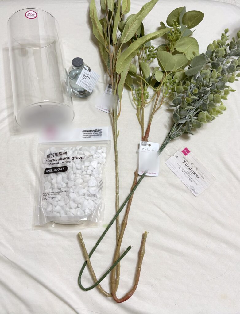 DAISOで買った物。円筒形のガラス花瓶、WHITE TEAのアロマディフューザー、白い園芸用砂利(中粒)、ホソバユーカリ・マルバユーカリ・ユーカリの造花3本