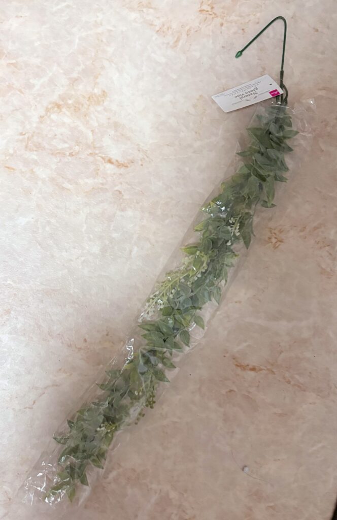 DAISOのグリーンバイン。袋に入った長いつるの造花
