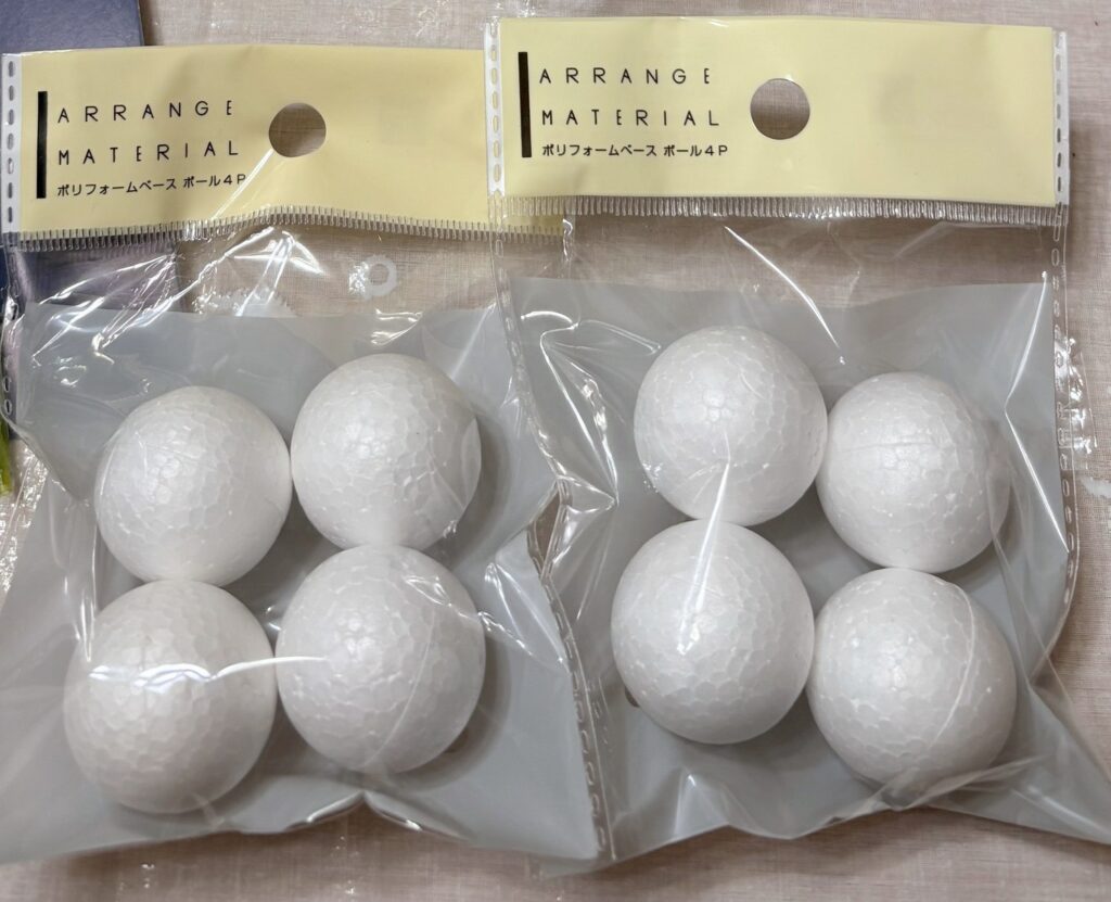 Seriaの発泡スチロール玉(ポリフォームベース ボール4P)2袋。1袋に白い玉が4個ずつ入っている
